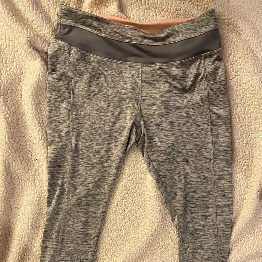 capri yoga pants | mesh cutout details | pockets!